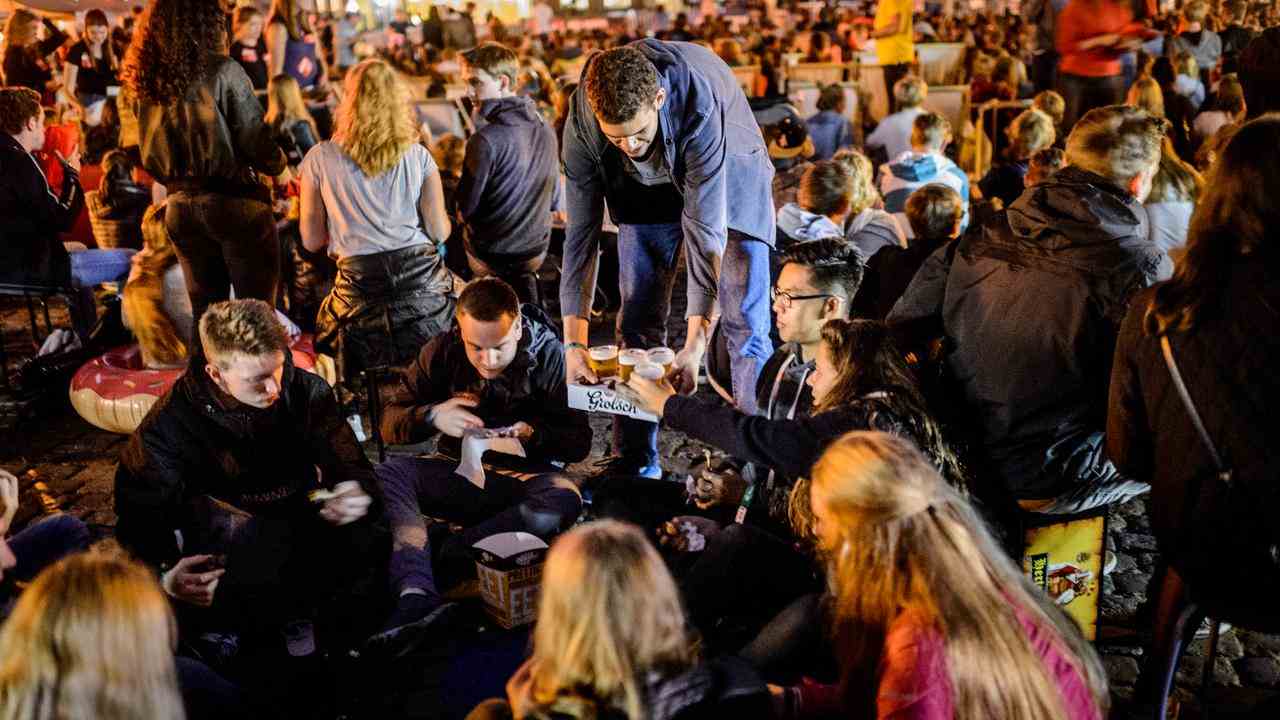 Groninger Studenten trinken ein Bier während eines Open-Air-Kinos der KEI-Woche.