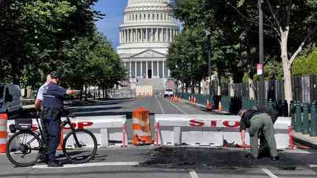 Mann rammt Barrikade des US Kapitols und beginnt zu schiessen —