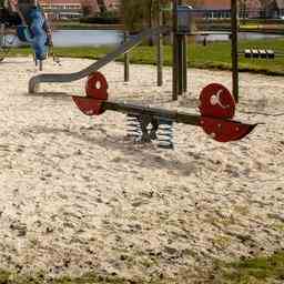 Mann versucht Maedchen mit Pennies auf einen Spielplatz zu locken