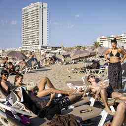 Menschenmassen an Straenden Staus und Verzoegerungen auf Strassen nach Zandvoort