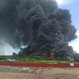 Mindestens 120 Verletzte bei Brand in kubanischem Oelreservoir 17 Feuerwehrleute