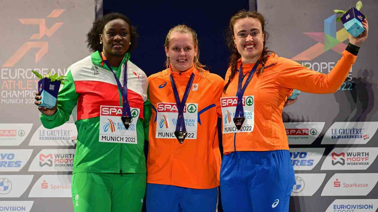 Jorinde van Klinken (rechts) stand am Montag im Kugelstoßen auf dem EM-Podium.  Landsfrau Jessica Schilder (Mitte) gewann Gold.