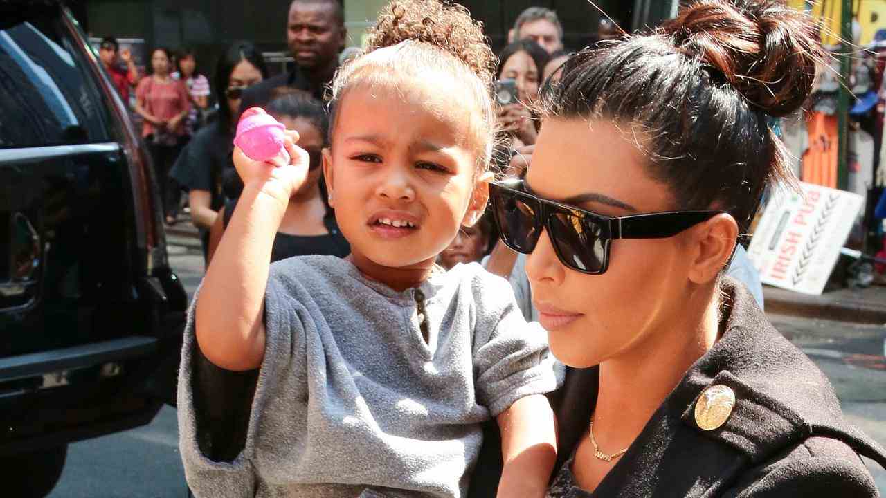 North West im Alter von zwei Jahren in den Armen ihrer Mutter.