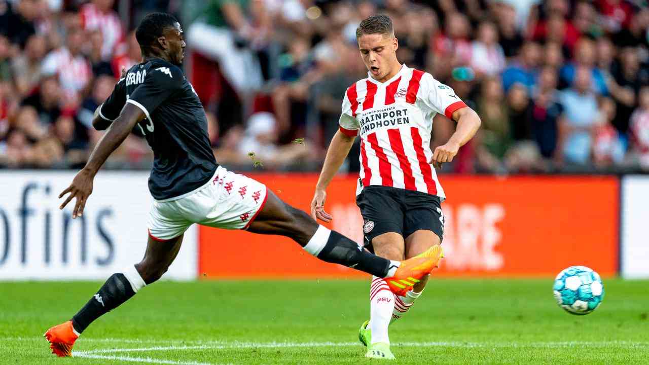 Joey Veerman eröffnete das Tor im Philips-Stadion.