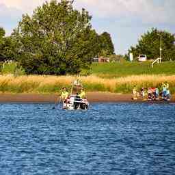 Person nach Kollision mit Binnenschiff auf Lek bei Ameide vermisst