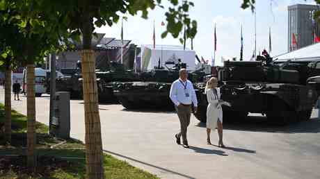 Roboterhund schwingt Granatwerfer auf der russischen Armeeausstellung VIDEO — World