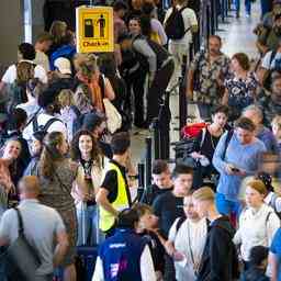 Schiphol begrenzt auch die Anzahl der Reisenden waehrend der Herbstferien