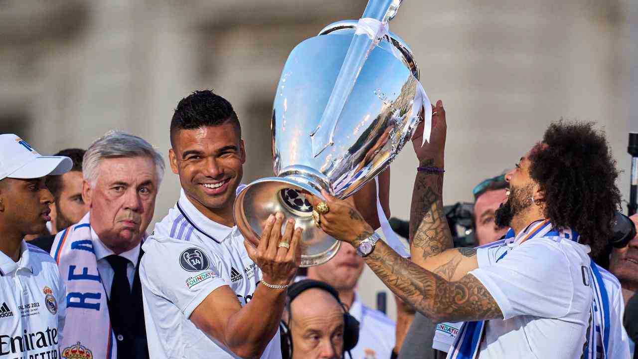 Casemiro mit dem Champions-League-Pokal im April dieses Jahres.