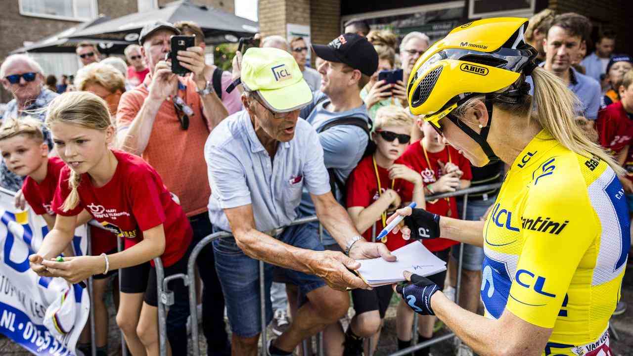 Viel Aufmerksamkeit galt in Roosendaal Annemiek van Vleuten, die nach ihrem Gesamtsieg bei der Tour eine kurze Nacht hatte.