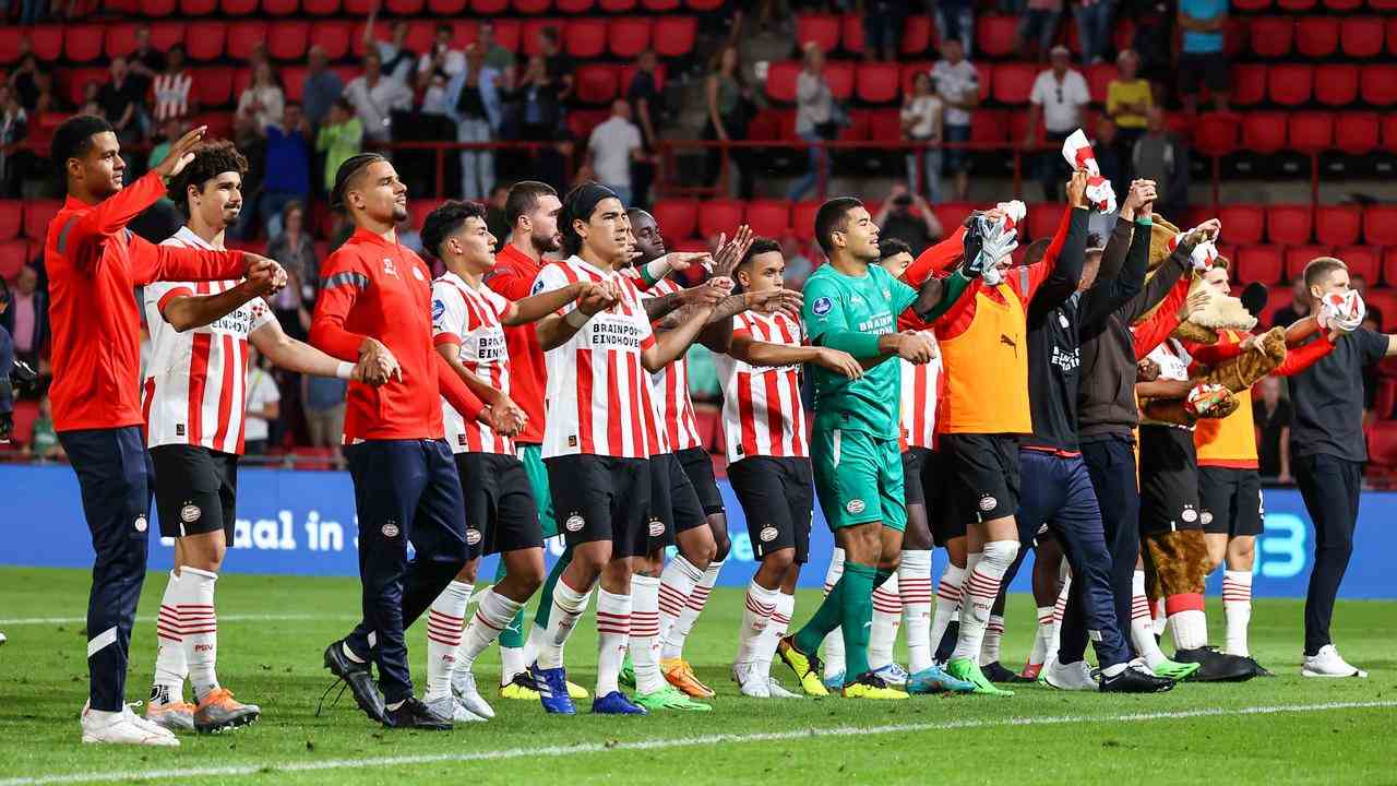 Der PSV feiert mit den Fans den Sieg über den FC Emmen.