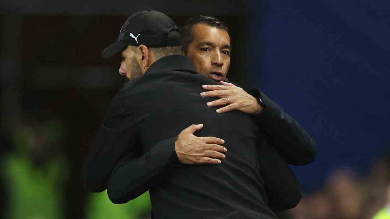 Ruud van Nistelrooij umarmt danach Rangers-Trainer und ehemaligen Teamkollegen Giovanni van Bronckhorst.