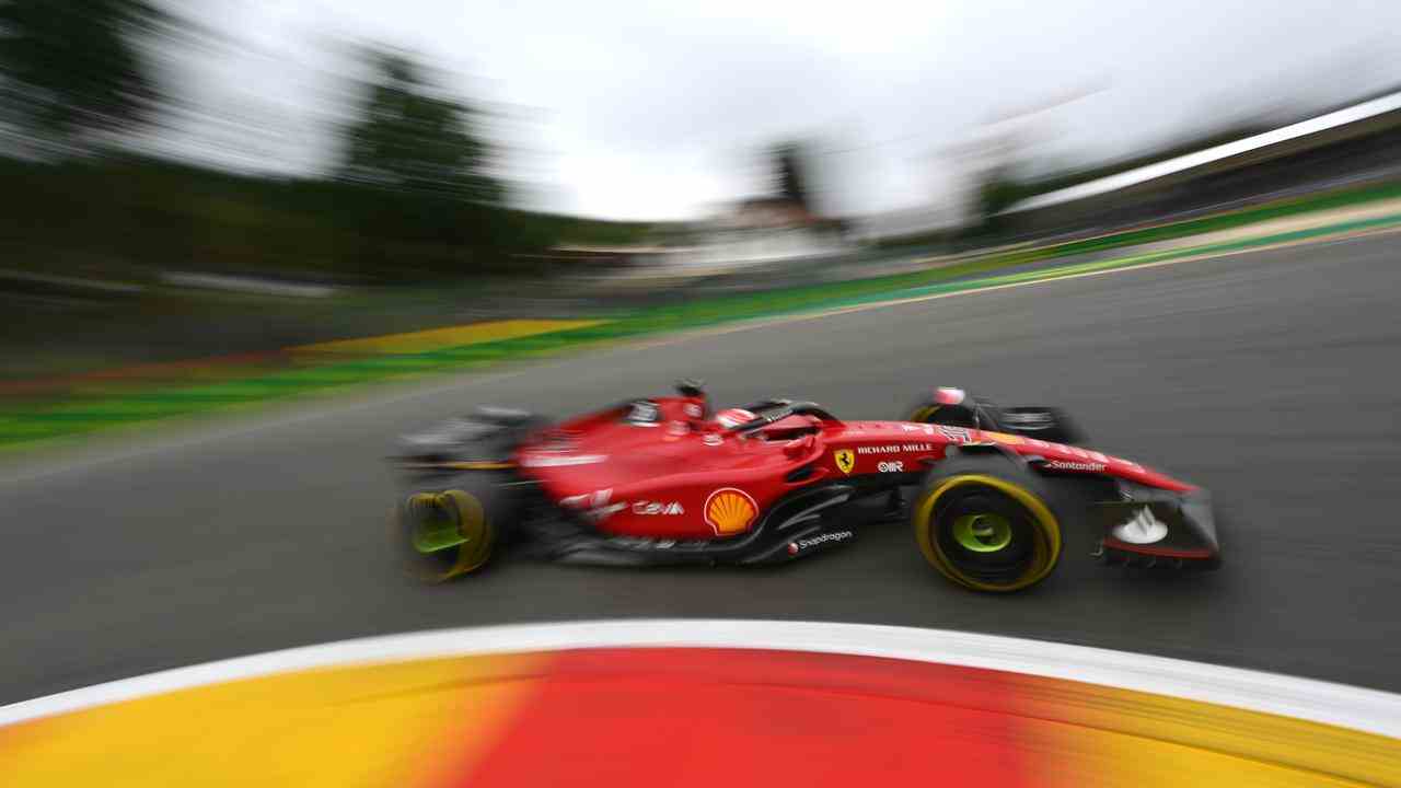 Charles Leclerc fährt mit seinem Ferrari durch die La-Source-Kurve.