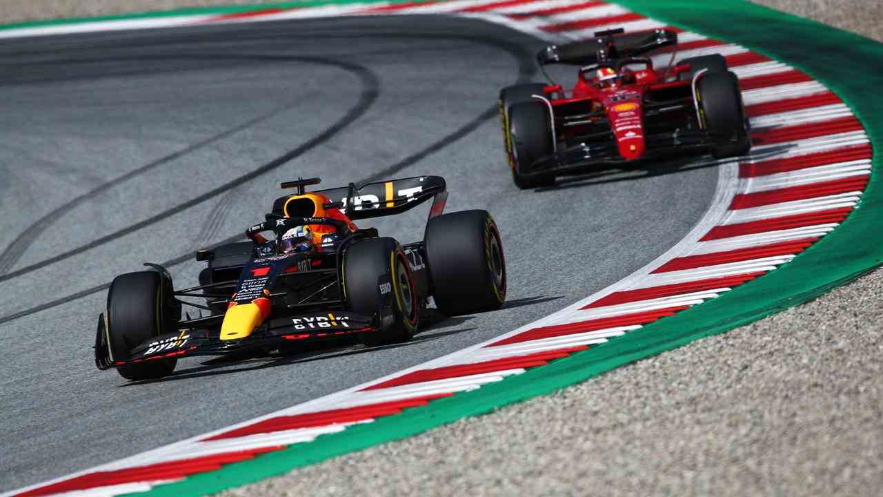 Max Verstappen und Charles Leclerc beim Sprintrennen in Österreich.