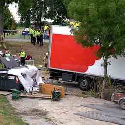 Videos Retter vor Ort nach toedlichem Lkw Unfall Nieuw Beijerland