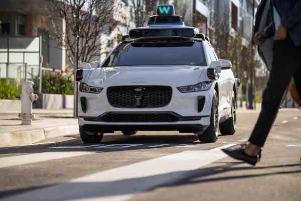 Waymo oeffnet fahrerlosen Robotaxi Service in der Innenstadt von Phoenix fuer