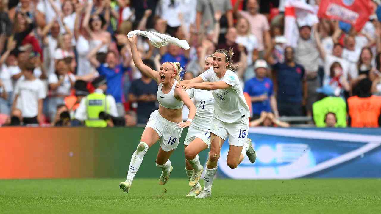 Große Freude bei der englischen Matchwinnerin Chloe Kelly und ihren Teamkolleginnen nach ihrem 2:1-Sieg in der Verlängerung.