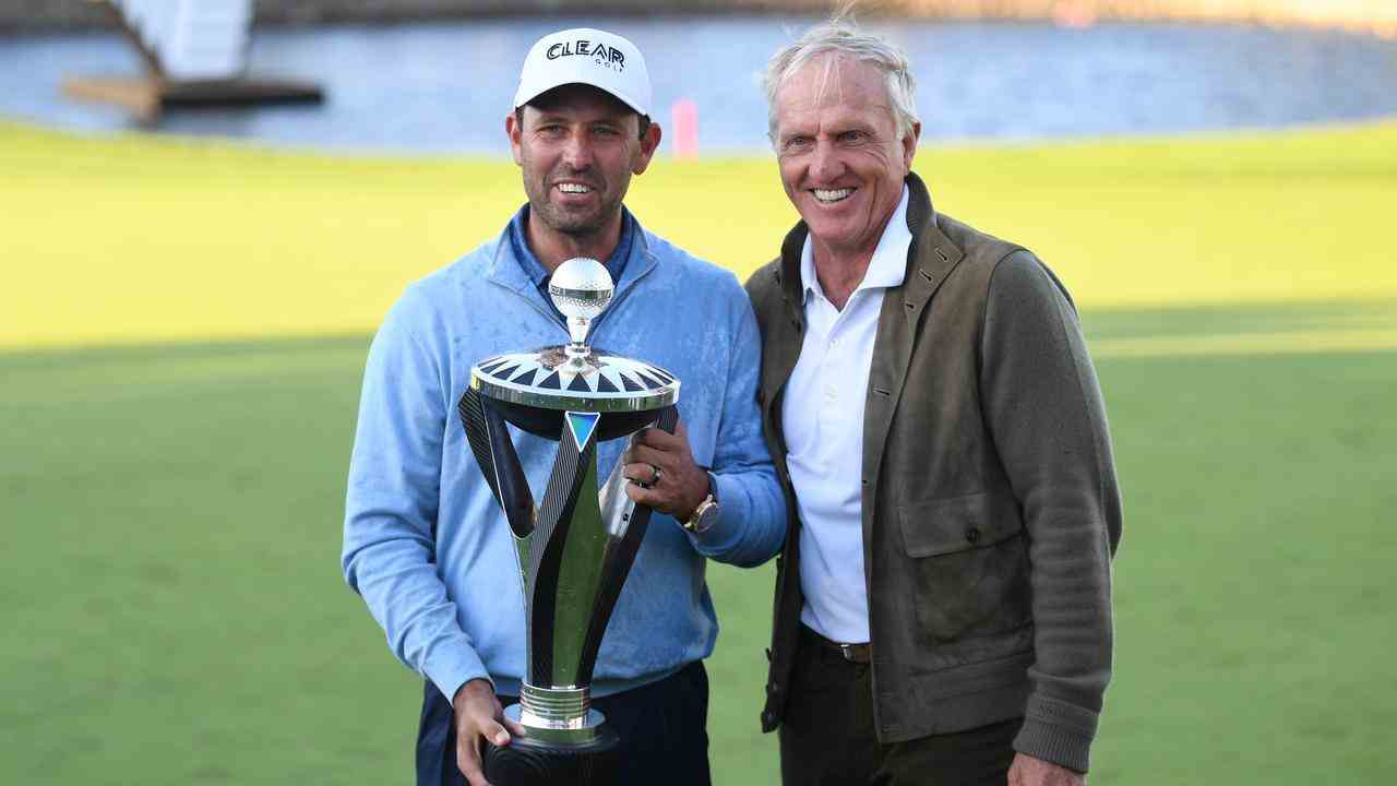 Charl Schwarzel (links) und Greg Norman (rechts) posieren mit der Trophäe, nachdem sie die LIV Golf Invitational Series in London gewonnen haben.