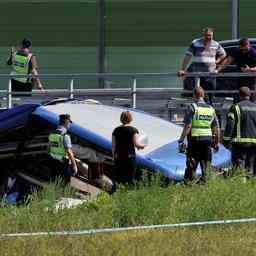 Zwoelf Tote und 43 Verletzte bei Busunglueck mit polnischen Pilgern