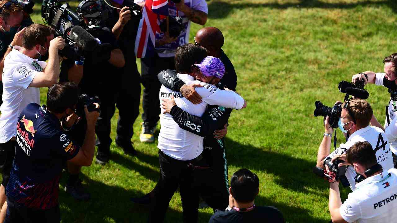 Hamilton und Wolff feiern 2021 den Sieg in Silverstone.