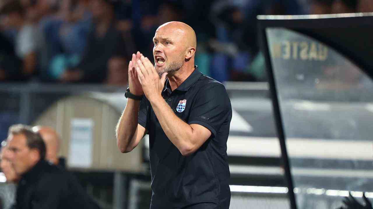 PEC Zwolle, angeführt von Trainer Dick Schreuder, steht mit fünfzehn Punkten aus fünf Spielen an der Spitze der Kitchen Champion Division.