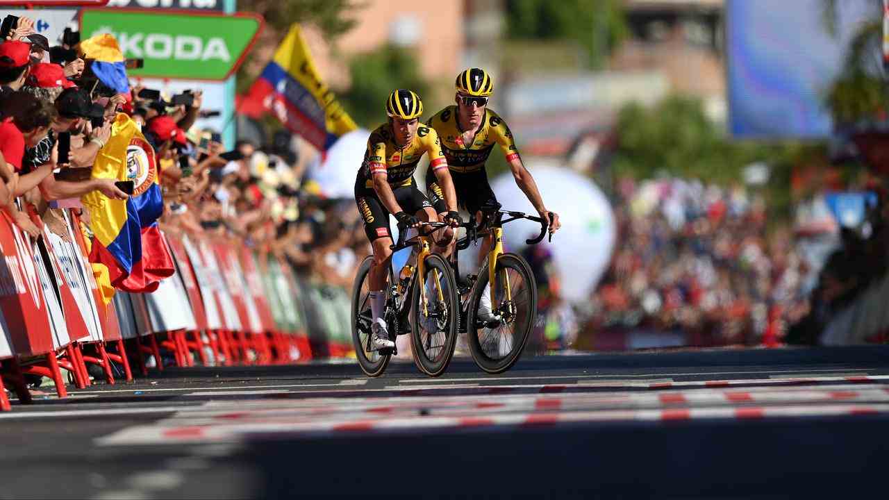 Primoz Roglic überquert mit Hilfe von Mike Teunissen die Ziellinie angeschlagen.