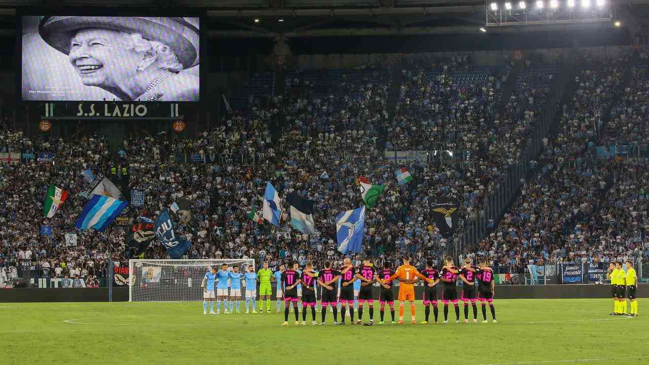 Auch beim Spiel von Feyenoord gegen Lazio wurde eine Schweigeminute eingelegt.