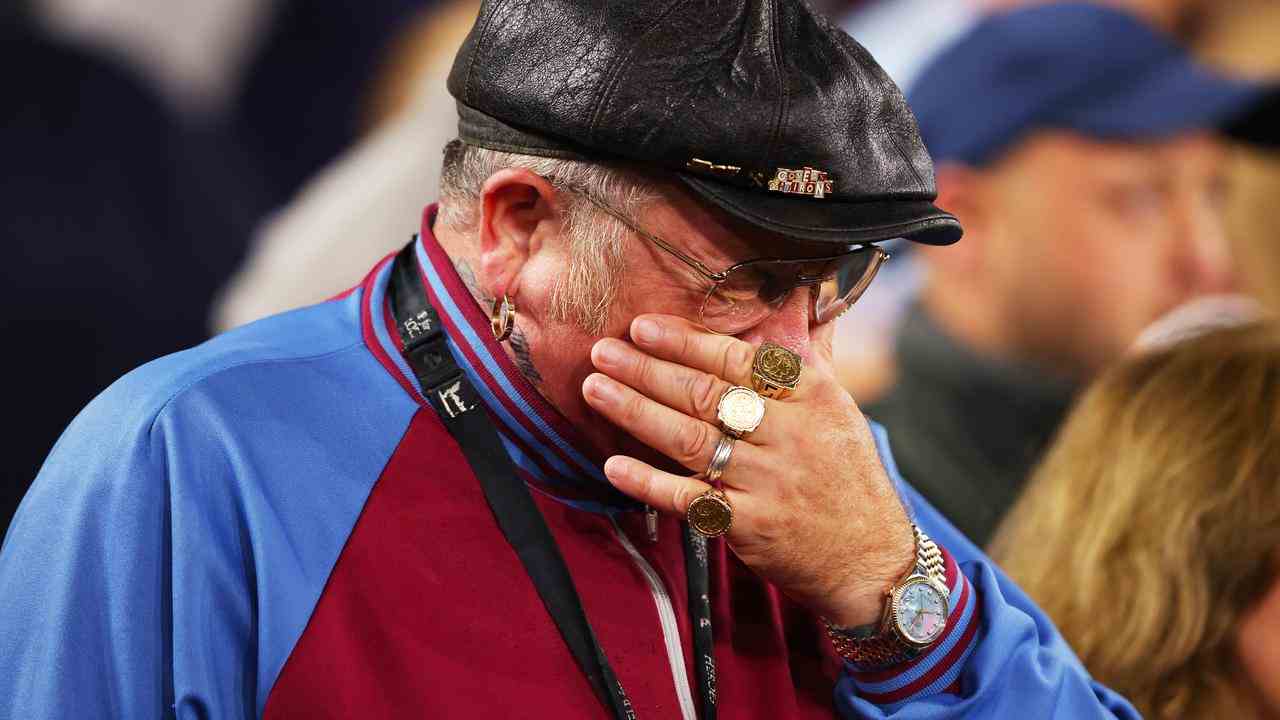 Dieser Fan von West Ham United blieb nicht trocken.