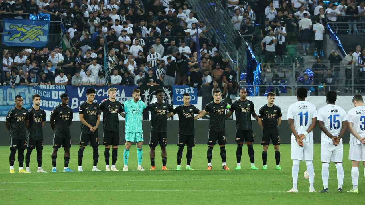 Arsenal erfuhr die Nachricht zur Halbzeit des Spiels gegen den FC Zürich und hielt vor der zweiten Halbzeit eine Schweigeminute ab.