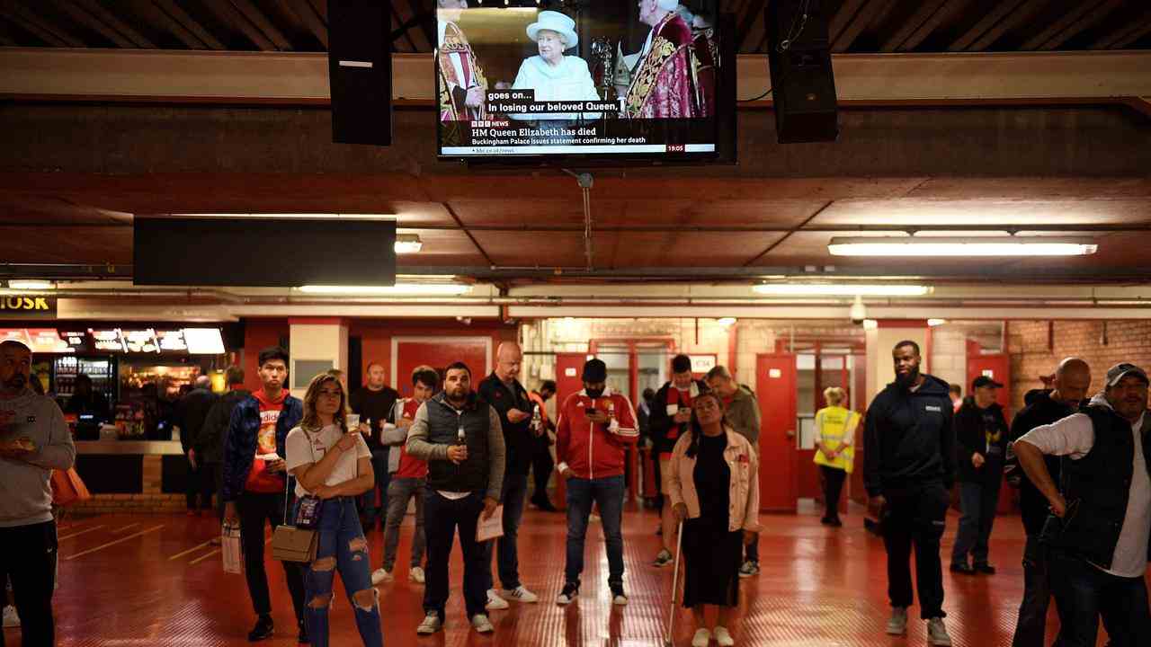 In den Hallen des Stadions verfolgten die Fans die neuesten Nachrichten über den Tod der „Queen“.