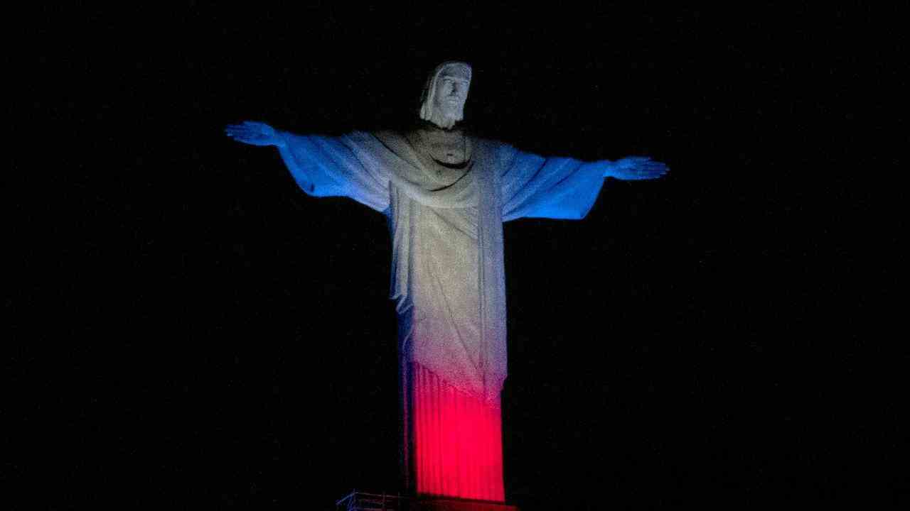 In Brasilien ist eine Jesus-Statue in die Farben der britischen Flagge gekleidet.