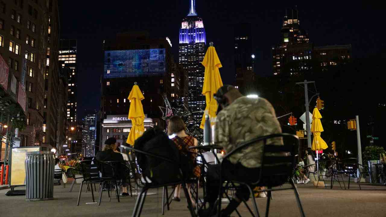 Das Empire State Building in New York ist zu Ehren der verstorbenen Königin in Lila und Silber gehüllt.