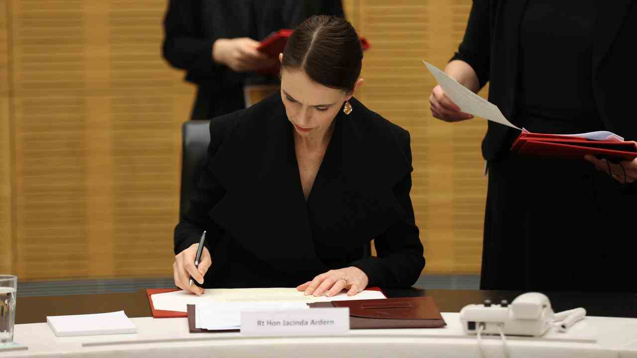 Die neuseeländische Premierministerin Jacinda Ardern unterzeichnet das Dokument, das Charles offiziell als König ihres Landes anerkennt.