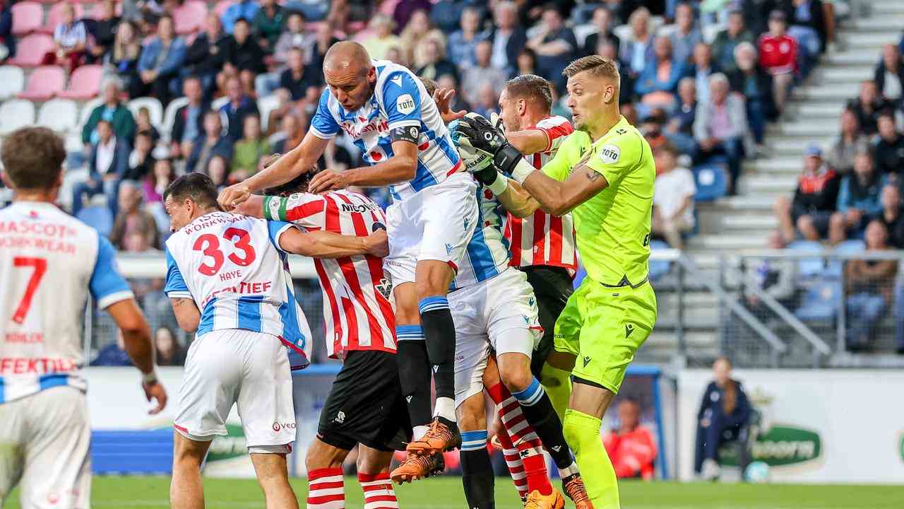 Andries Noppert hat den Ball während Heerenveen-Sparta fest im Griff.