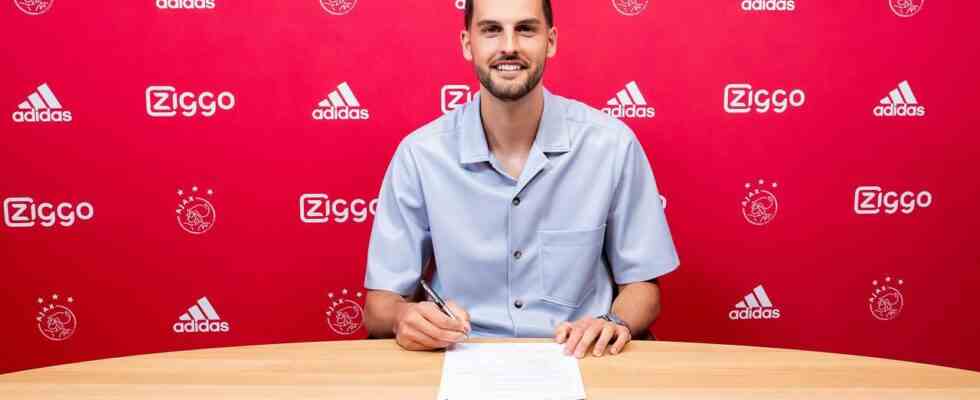 Ajax praesentiert Mittelfeldspieler Grillitsch als zehnten und letzten Sommer Neuzugang