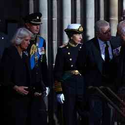 Alle vier Kinder von Queen Elizabeth halten in der Kathedrale