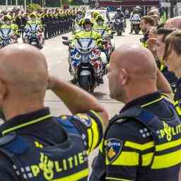 Angehoerige eines toten Motorradpolizisten sprechen vor der Urteilsverkuendung JETZT