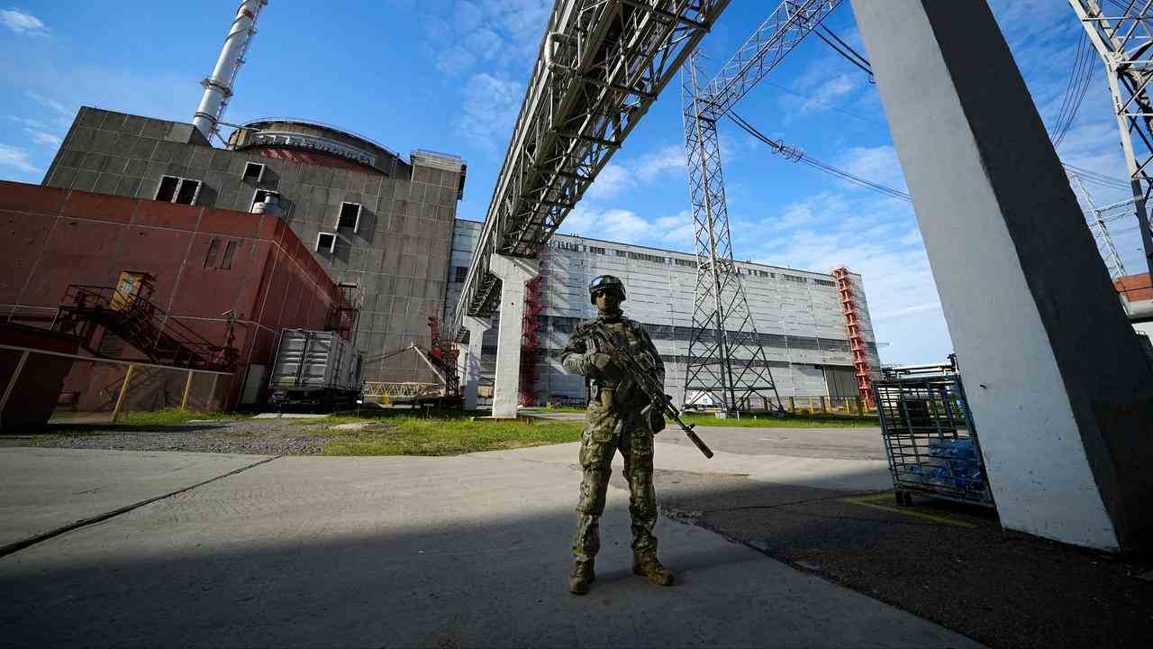 Ein russischer Soldat im Kernkraftwerk Saporischschja.