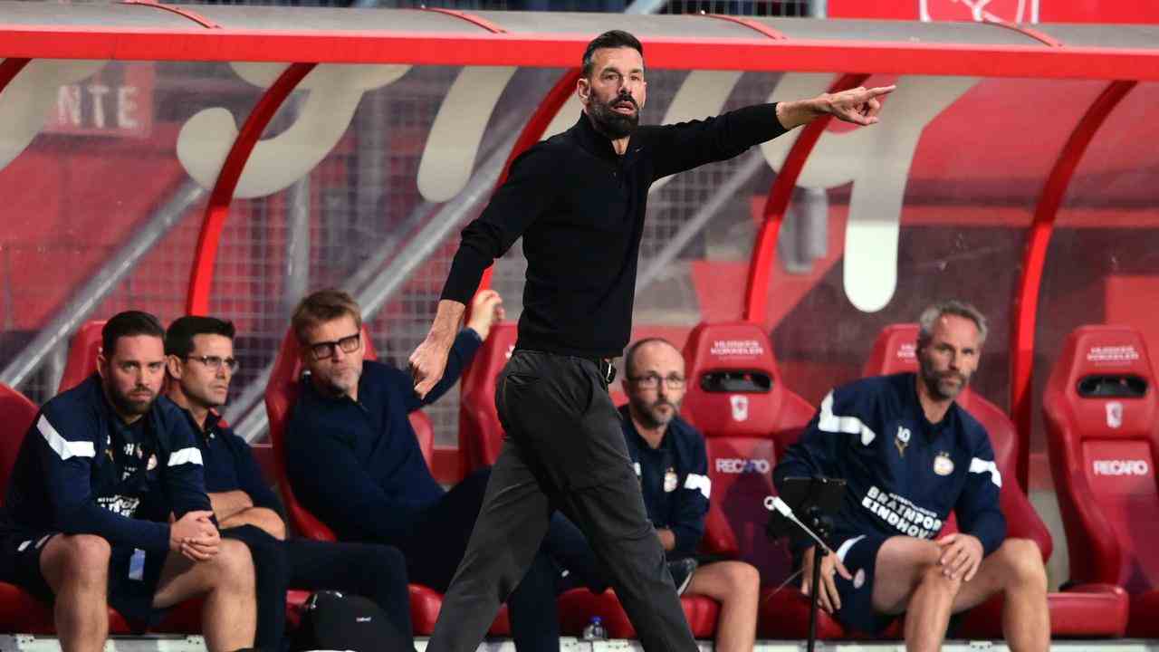 Ruud van Nistelrooij trainiert sein Team beim FC Twente-PSV (1-2)