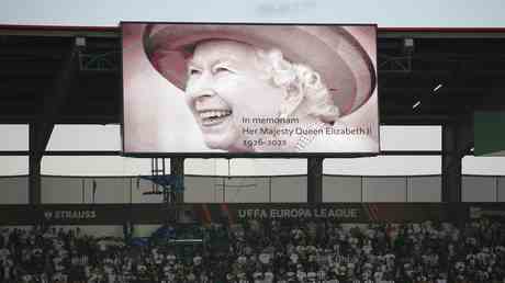 Irische Fussballfans wegen Queen Elizabeth Gesaengen kritisiert — Sport