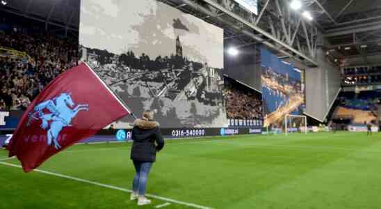 Kriegsveteranen auf den Tribuenen im GelreDome fuer den Airborne Wettbewerb