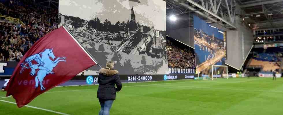 Kriegsveteranen auf den Tribuenen im GelreDome fuer den Airborne Wettbewerb