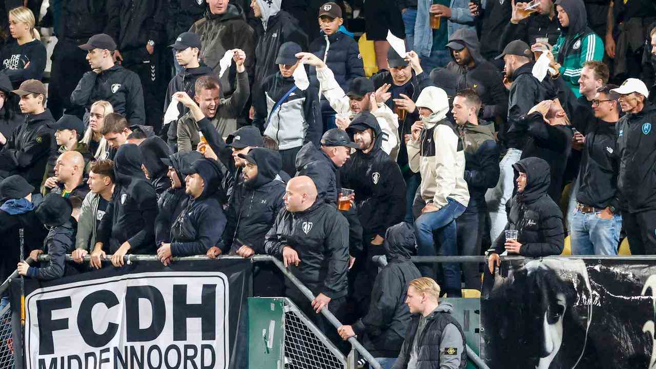 Weiße Taschentücher auf der Tribüne während ADO-Jong AZ.