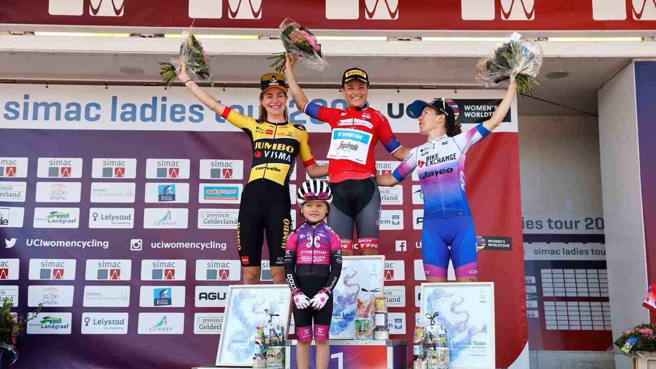 Das Podium des Zeitfahrens mit von links nach rechts Riejanne Markus, Audrey Cordon-Ragot und Amanda Spratt.