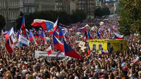 Massenprotest gegen die Regierung trifft Prag VIDEOS — RT Deutsch