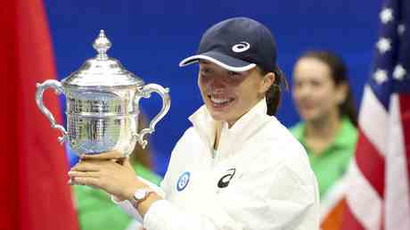 Topgesetzter Swiatek stuermt zum Sieg bei den US Open VIDEO