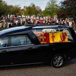 Trauerzug mit Sarg Queen Elizabeth auf dem Weg in die