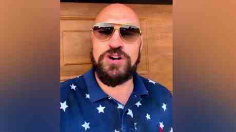 Tyson Fury beschuldigt Usyk des „Laufens und Versteckens VIDEO —