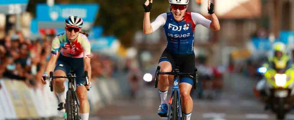 Van Vleuten wehrt Angriff auf das Trikot des Fuehrenden in