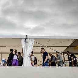 Wieder Reihen nach aussen bei Schiphol aber schlurfend statt stehen