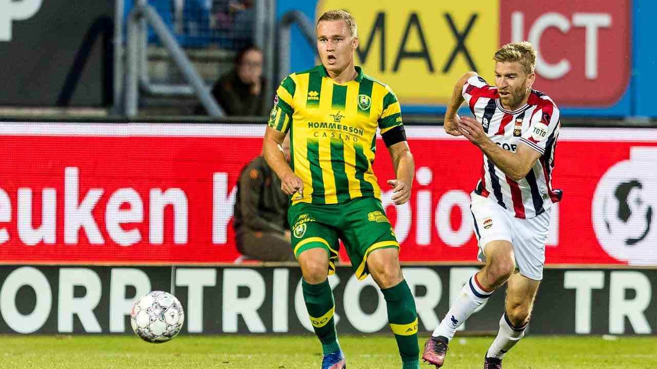 Boy Kemper von ADO Den Haag im Duell mit Willem II Angreifer Michael de Leeuw.